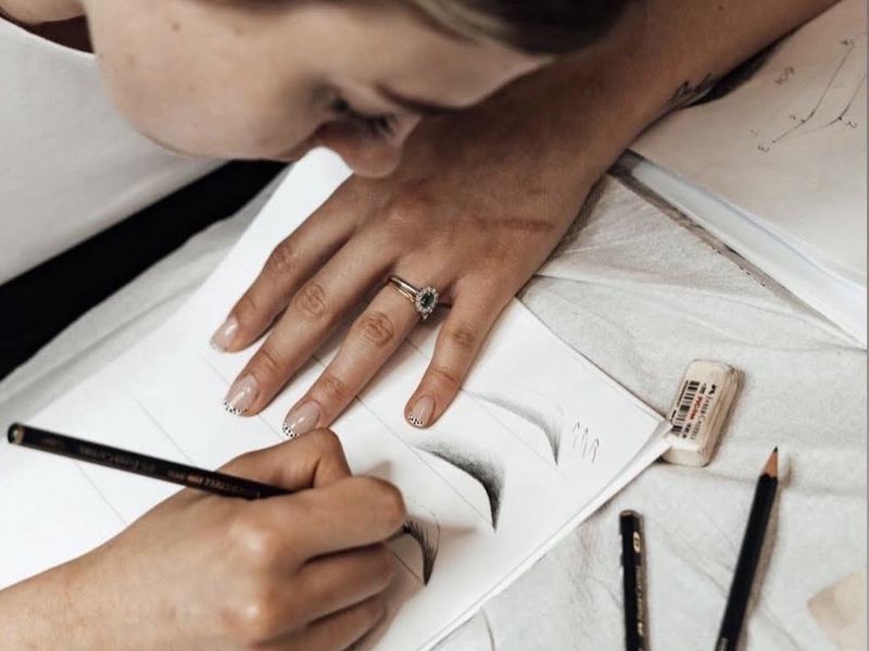 Benedetta Ori disegna la forma delle sopracciglia su carta